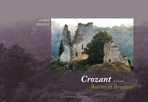 CROZANT EN CREUSE. RUINES ET BRUYERES